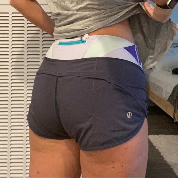 Lulu Lemon size 4 shorts with built in lining - Picture 8 of 8